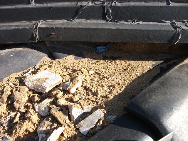 既存漆喰撤去中の様子